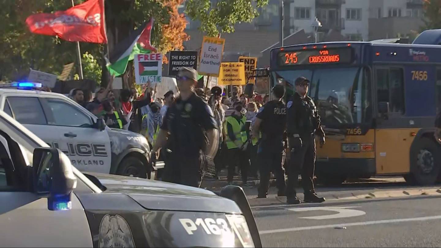 抗议者在柯克兰发生冲突，抗议哈马斯袭击事件