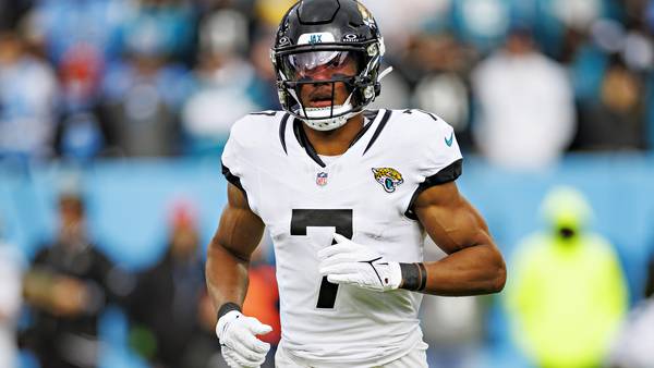 Reports: Cardinals signing ex-Jaguars wide receiver Zay Jones to 1-year, $4.25 million deal