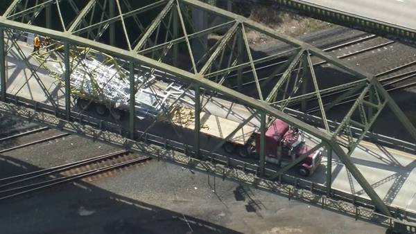 Oversized truck gets stuck colliding with Everett bridge