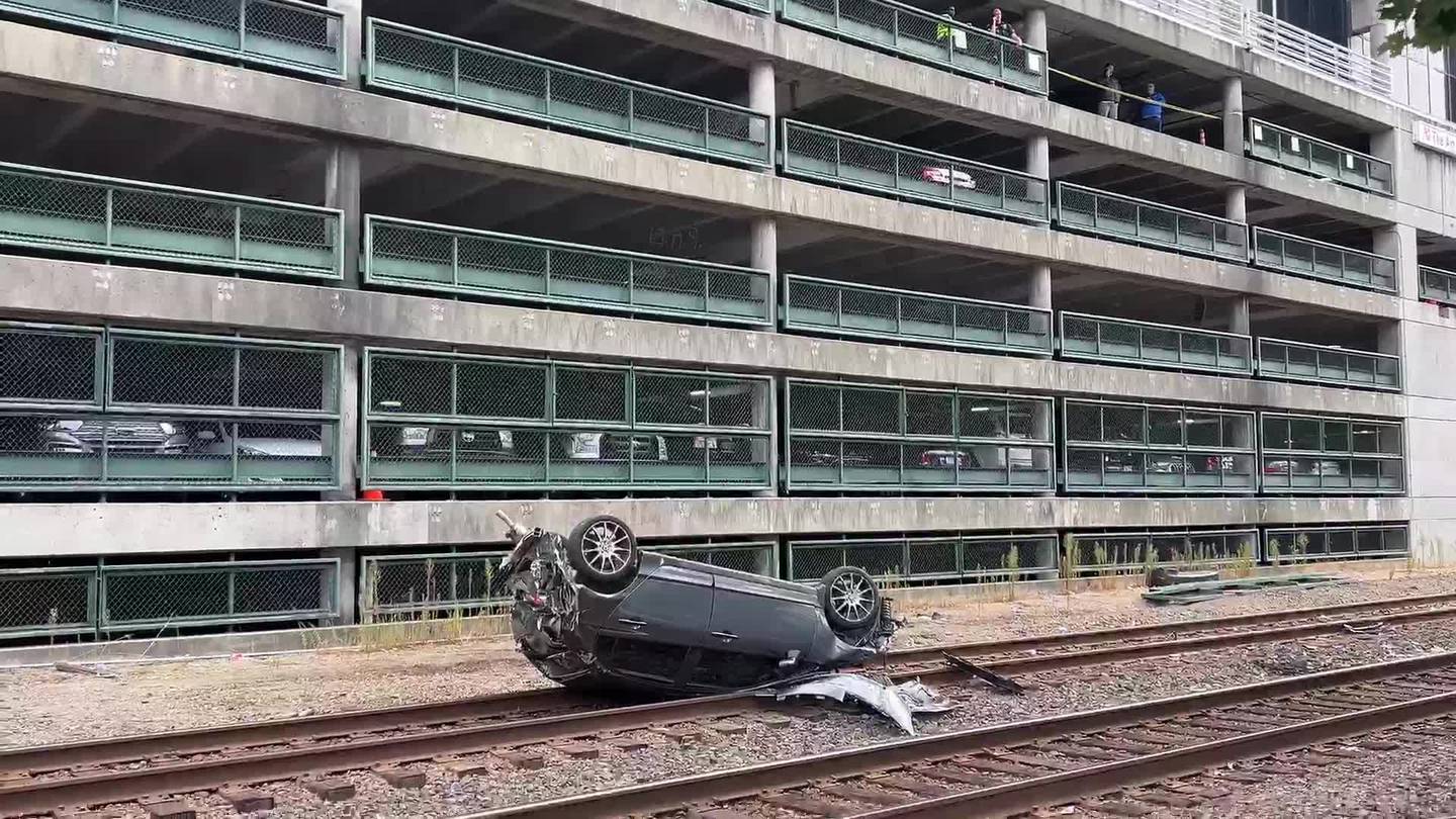 女子被汽车从停车场四层楼高处掉落，降落在西雅图的铁轨上后受伤。