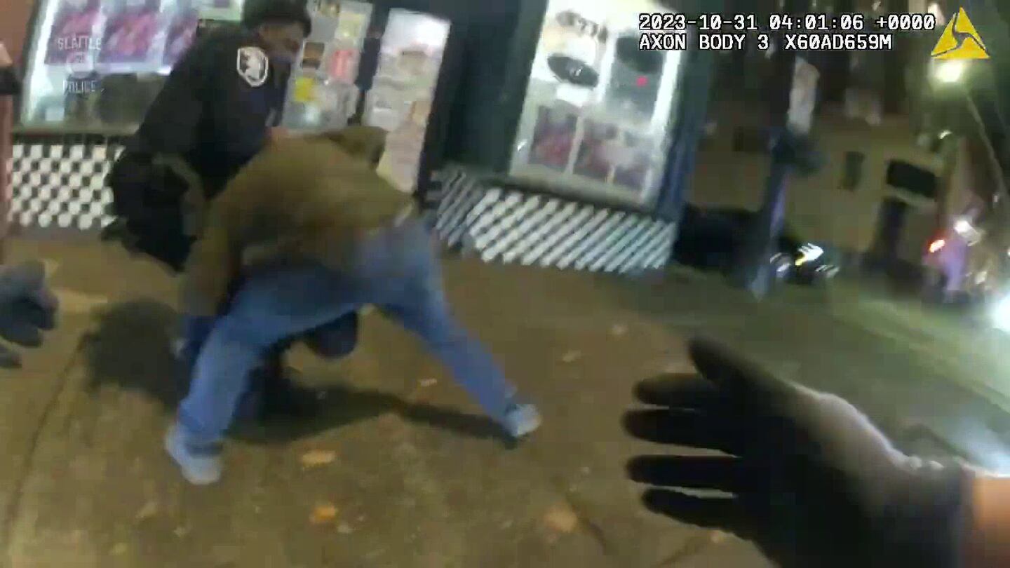 西雅图警方公布市中心男子与警察搏斗的警察胸部摄像头视频
