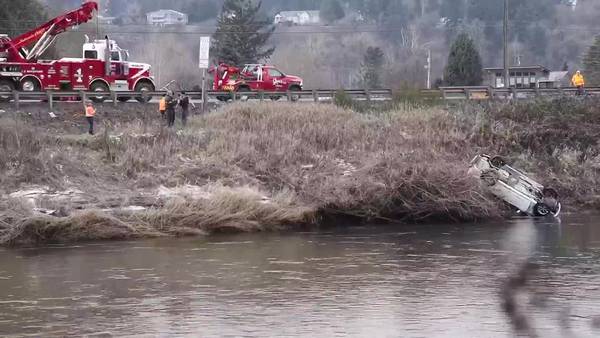 RAW: Car pulled from Puyallup River