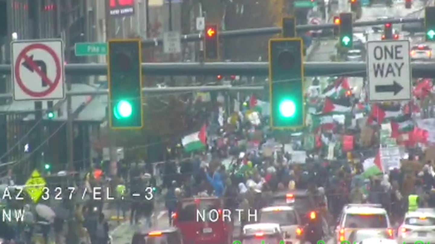 示威者在以色列-哈马斯冲突中封锁西雅图市中心街道