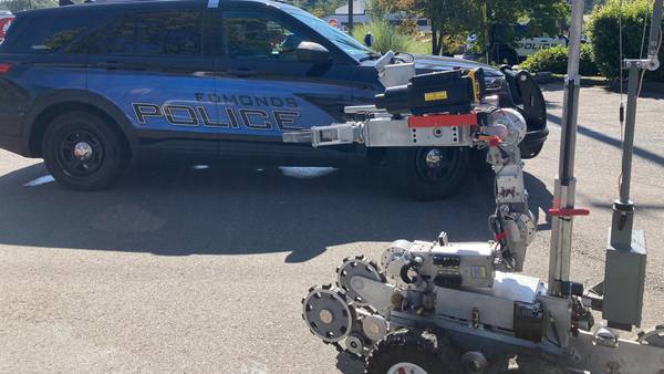 Bomb techs investigate suspicious device near Edmonds medical building 