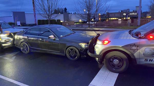 Alert Snohomish County citizen reports man sleeping behind wheel of car in Lynnwood