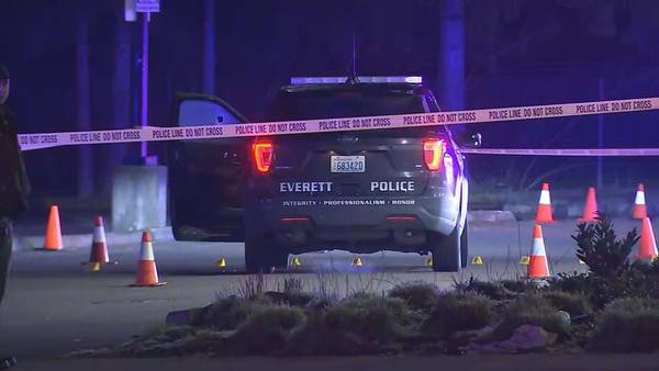 Everett police officer shot in head after robbery; 1 suspect killed, 3 others at large