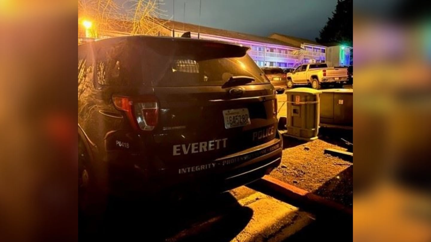 Police Investigating After Man Found Shot Killed In Parking Lot Of Everett Apartment Complex 9396