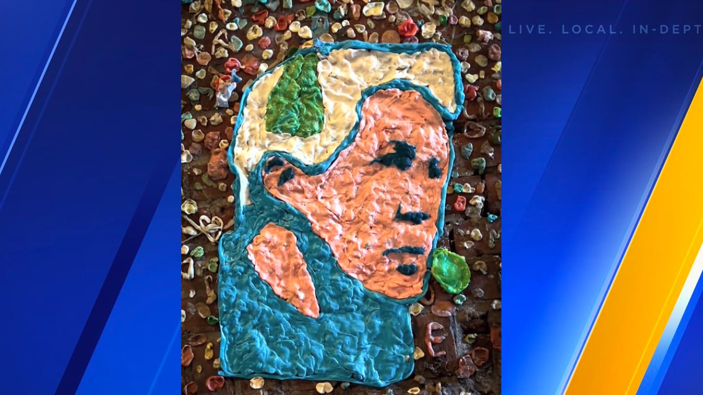 艺术家用咀嚼性的壁画向皮特·卡罗尔致敬，作品出现在西雅图标志性的口香糖墙上