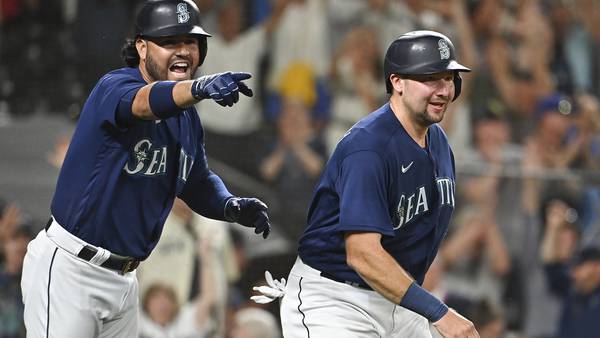 Mariners keep rolling, score 2 in ninth to beat Rangers 5-4