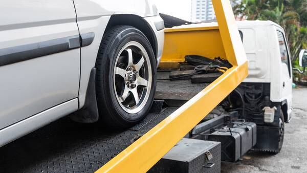 Report warns about towing companies paying kickbacks for tips about cars to tow