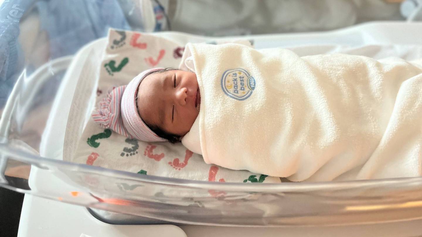 纽约贝尔维尤医院迎来新年的第一个宝宝