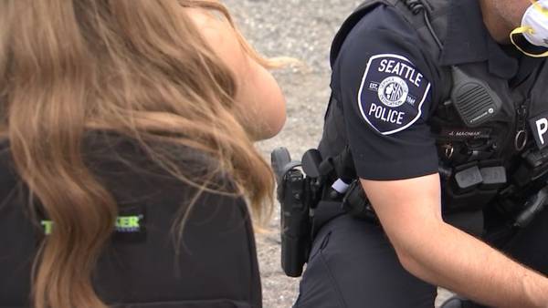 Seattle police officers help homeless family long after emergency call