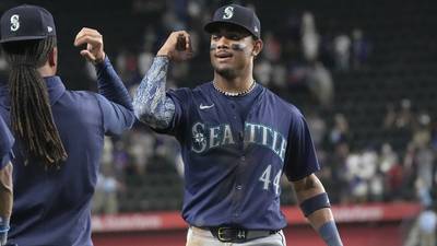 Mariners continue fight for AL wild card with 8-1 win over Astros