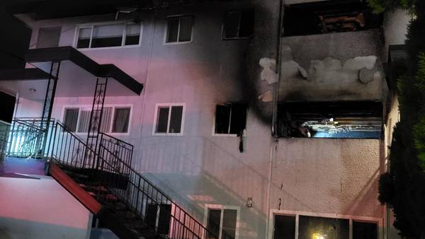 10 people displaced in fire at Everett apartment building