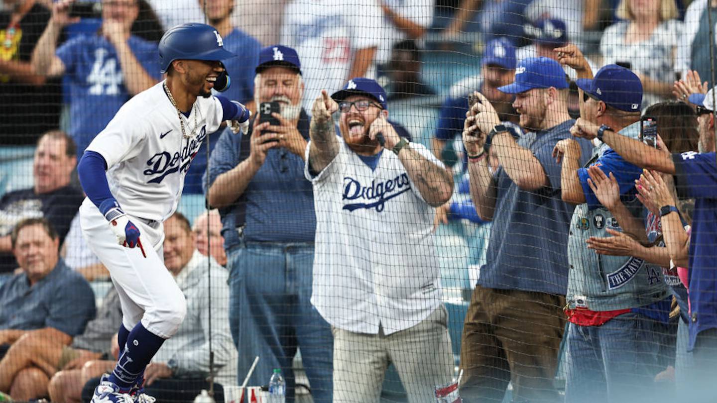 MLB Los Angeles Dodgers Mookie Betts Dog Jersey!!! Size Medium