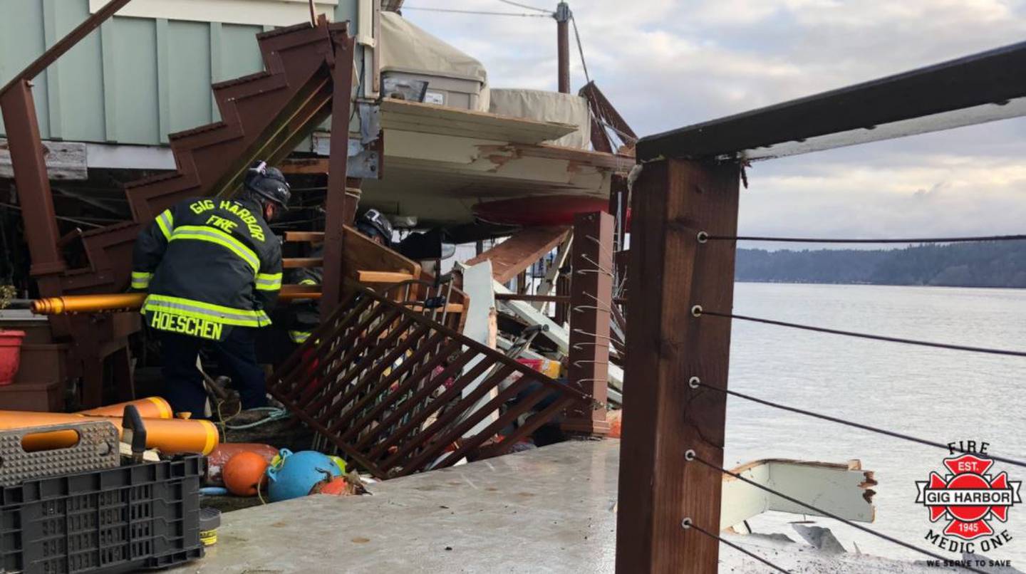 Barge hits homes in Gig Harbor