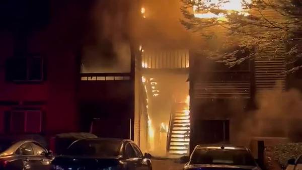 RAW: 5 hurt in 2-alarm fire at Kent apartment complex