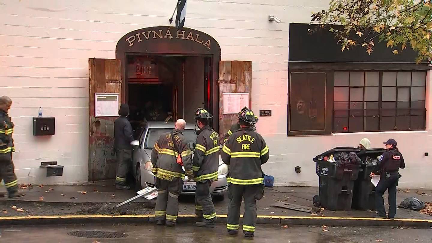 汽车倒车撞入西雅图皇后安娜啤酒馆，人被困