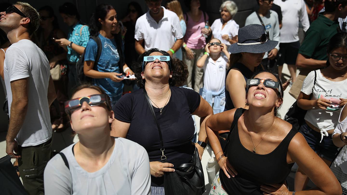 Pas de lunettes ?  Fabriquez une visionneuse d’éclipse à partir d’une boîte de céréales ;  morceau de papier – KIRO 7 News Seattle