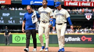 Mariners’ Julio Rodríguez leaves game vs Astros with injury after crashing into outfield fence