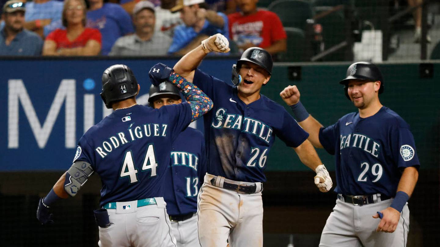 12 Ks for Ray, 12 Ws in row for M's after 8-3 win in Texas