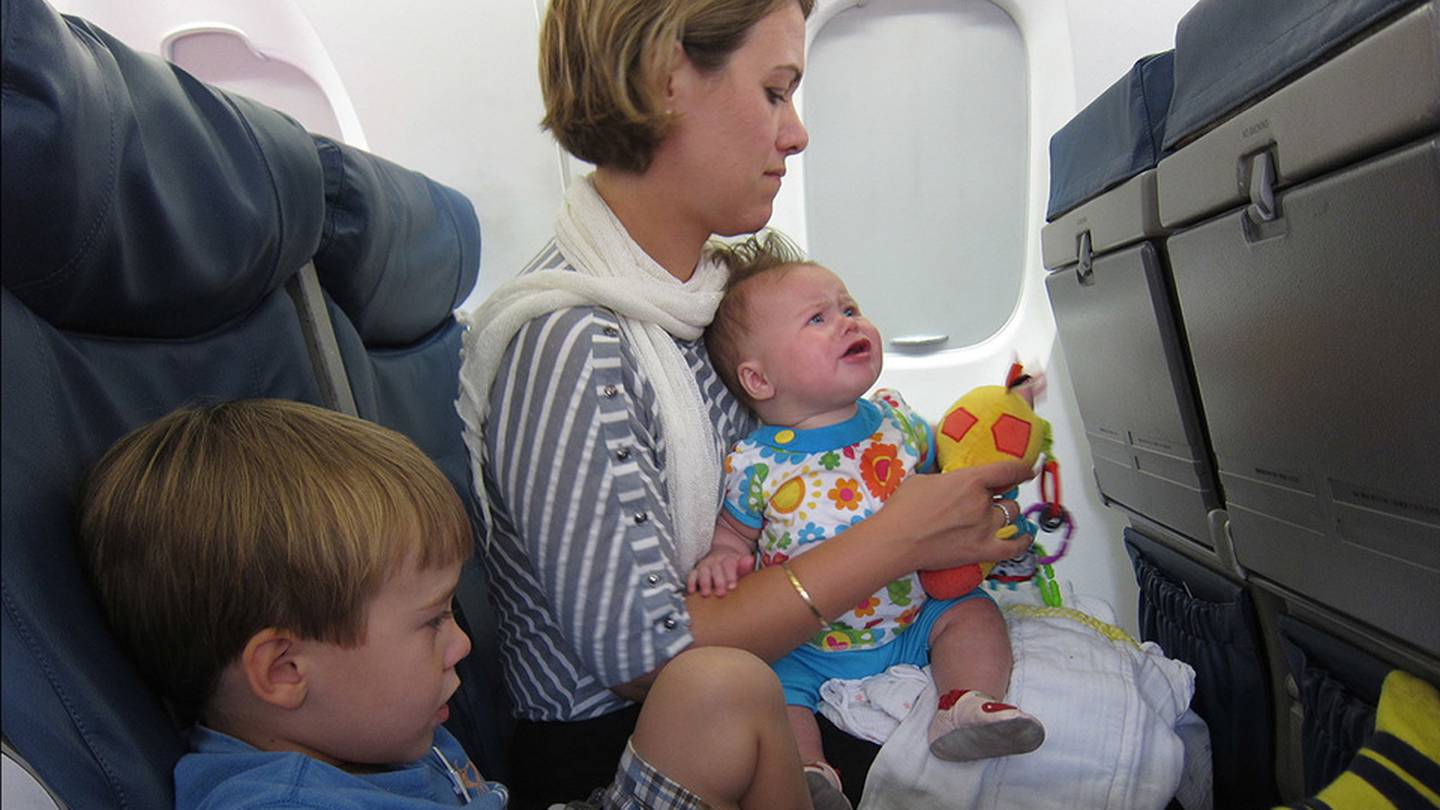 Ребенок на самолете с бабушкой. Кричащие дети в самолете. Самолет для детей. Места в самолете для младенцев. Грудничок в самолете.