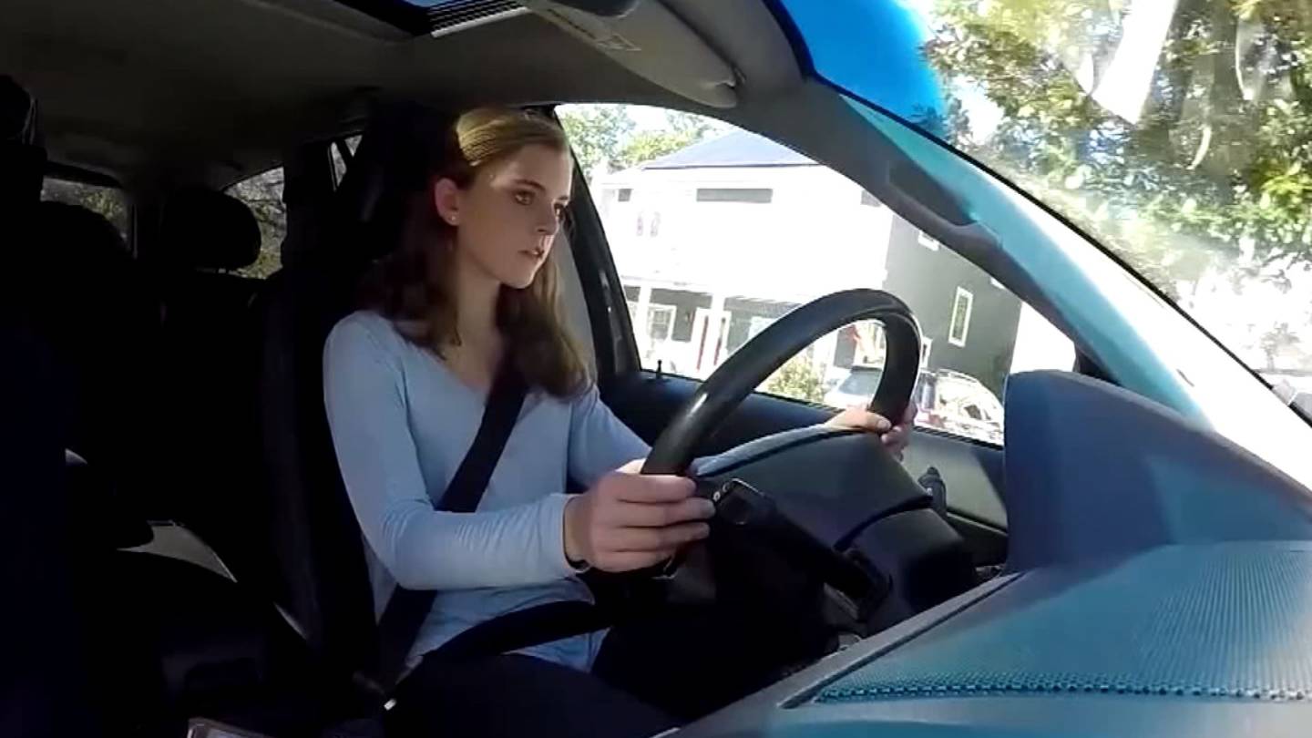 教授年轻的首次驾驶者安全的驾驶习惯