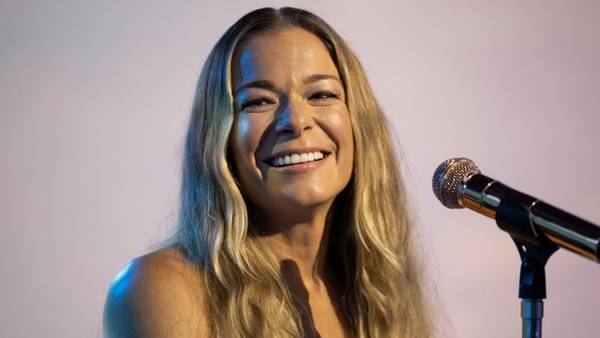 LeAnn Rimes postpones some concert dates due to vocal cord bleed