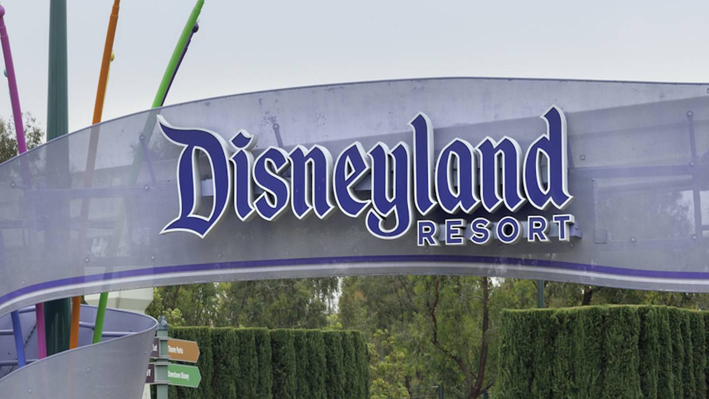 Disneyland lamppost falls and injures 3 visitors during high winds – Orange  County Register