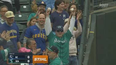 Lucky Mariners fan ends up with two foul balls on consecutive pitches