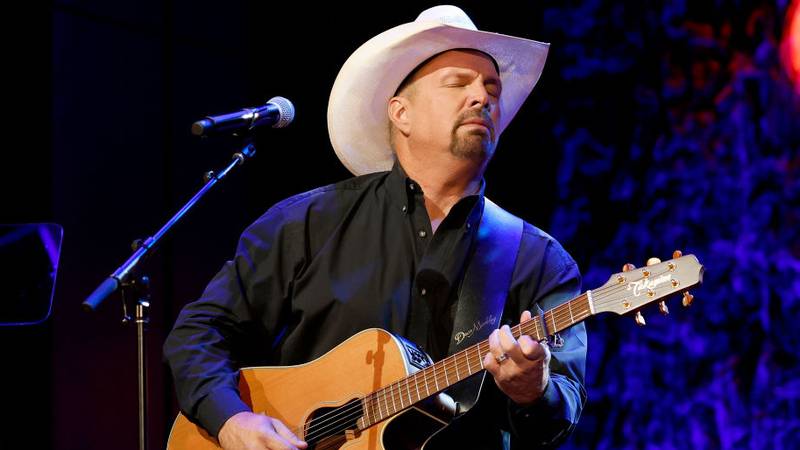 NASHVILLE, TENNESSEE - OCTOBER 16: Garth Brooks performs onstage for the class of 2022 medallion ceremony at Country Music Hall of Fame and Museum on October 16, 2022 in Nashville, Tennessee. (Photo by Jason Kempin/Getty Images for Country Music Hall of Fame and Museum)