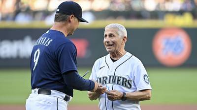 Fauci receives honorary Hutch Award before Mariners game