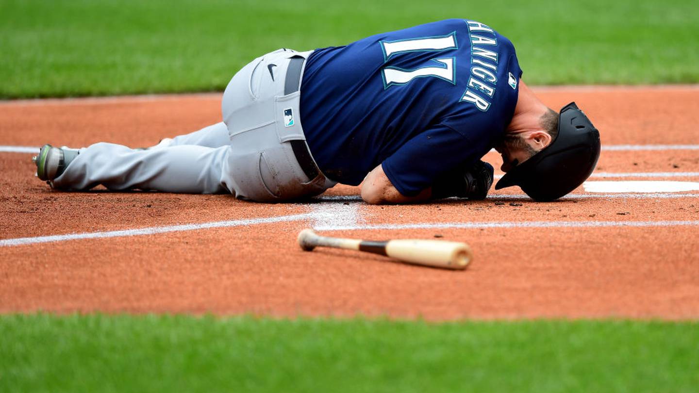 Mariners' Haniger fouls pitch off left knee, suffers bruise