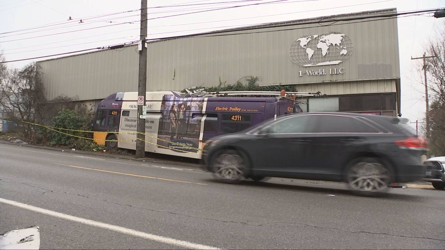 富有公交车撞穿墙壁，西雅图非盈利组织失去滑板公园