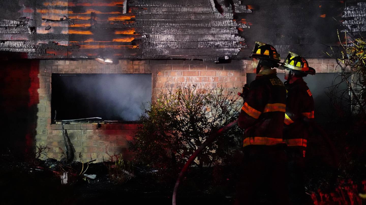 工作人员与火灾作战，毁坏纽卡斯尔的住宅