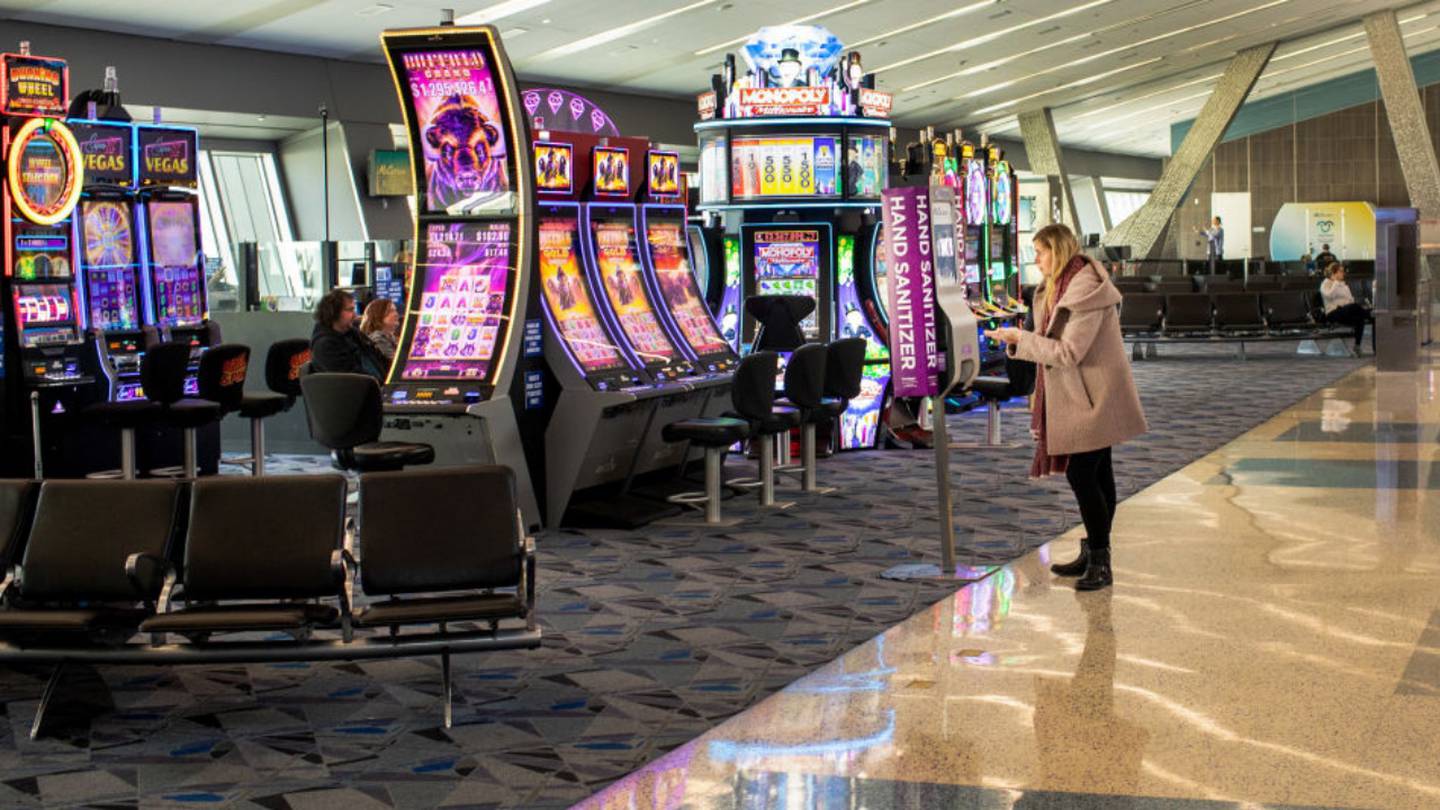 Las Vegas: Flier hits $933,080 jackpot at airport slot machine