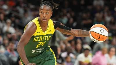 Loyd wins scoring title, but late run lifts Sparks over Storm 91-89