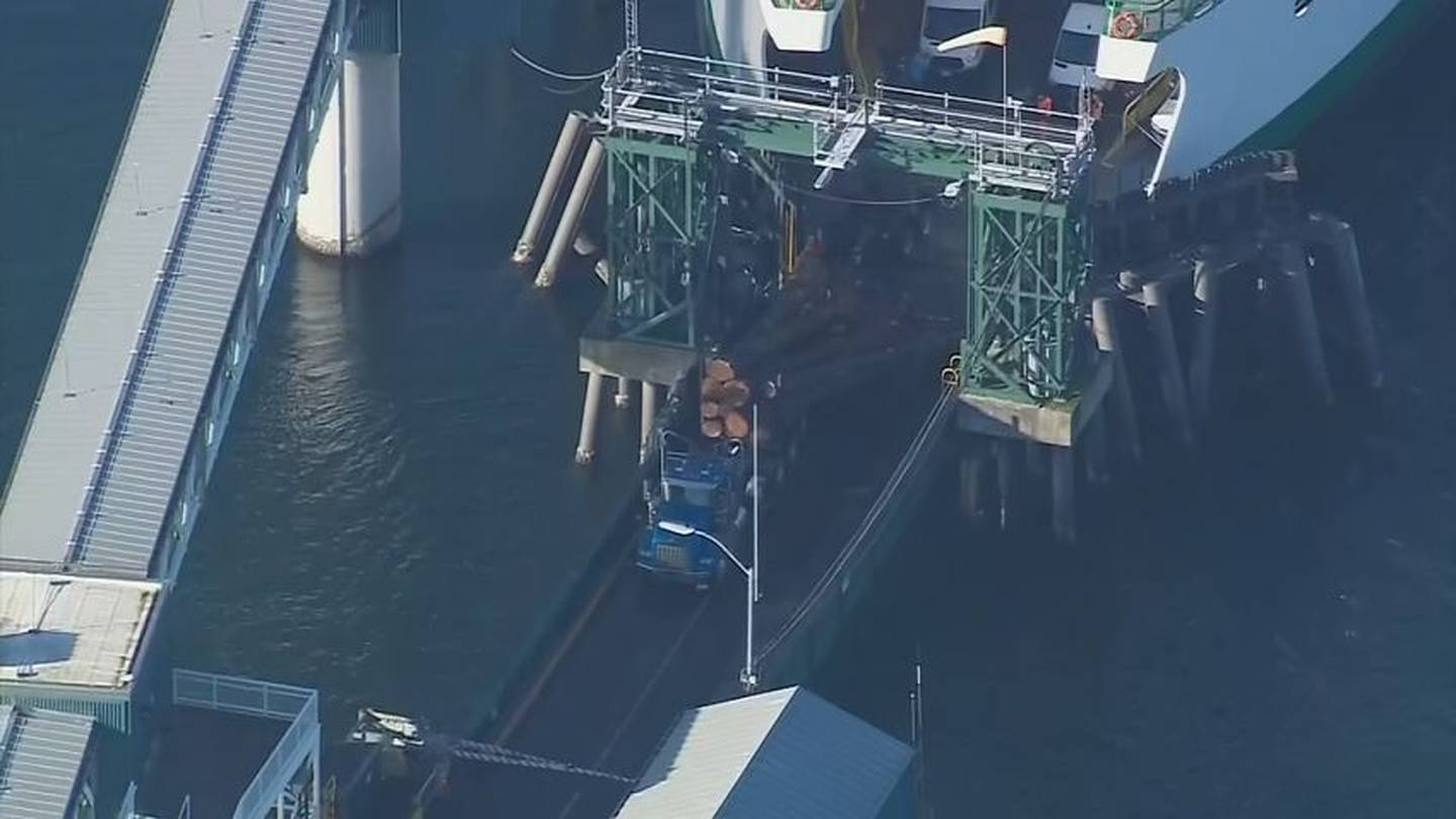 VIDEO: Ferry back in service after log truck lost its load at Edmonds ...