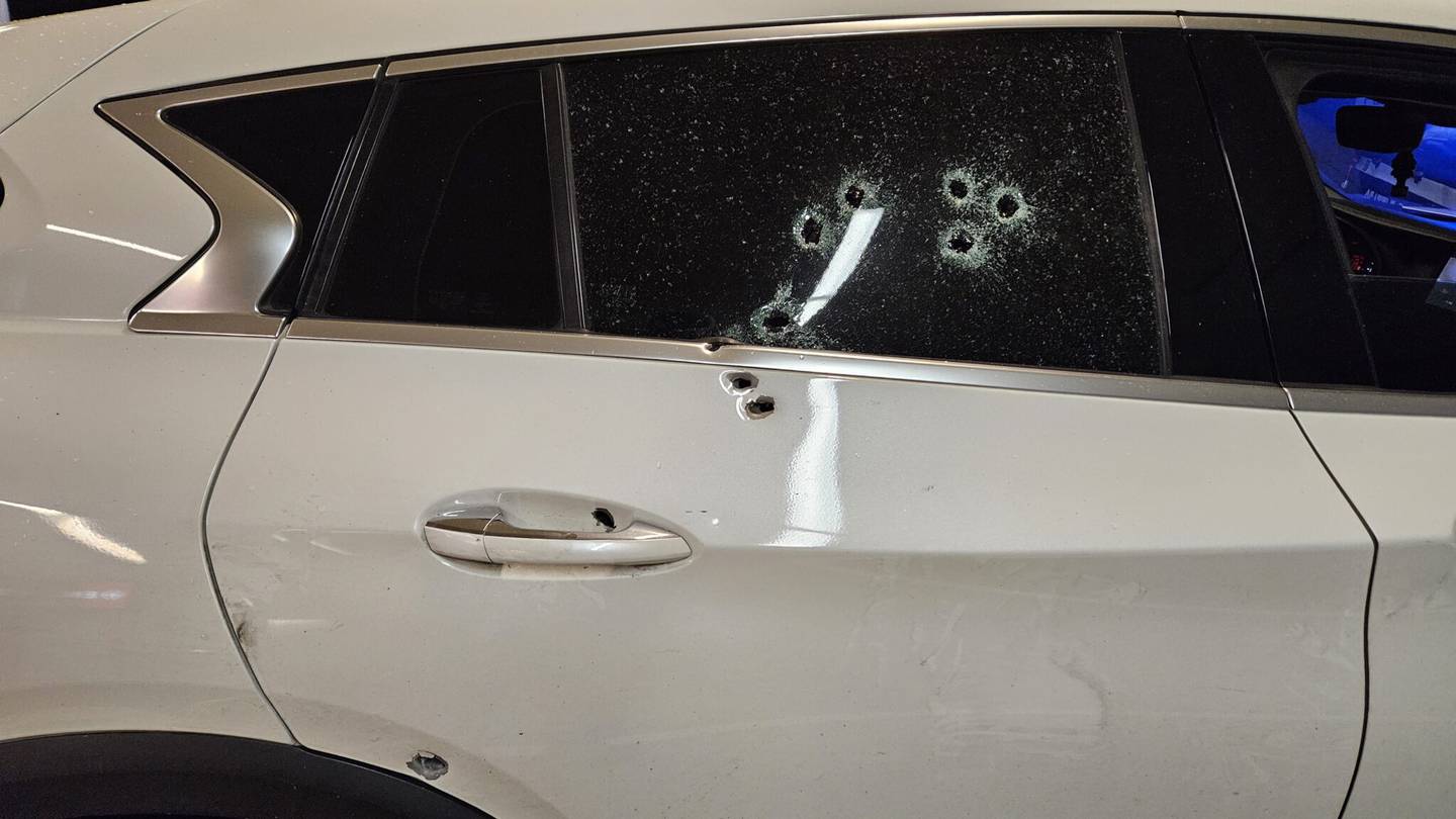 贝尔城发生22岁男子遭枪击事件，汽车被子弹打穿
