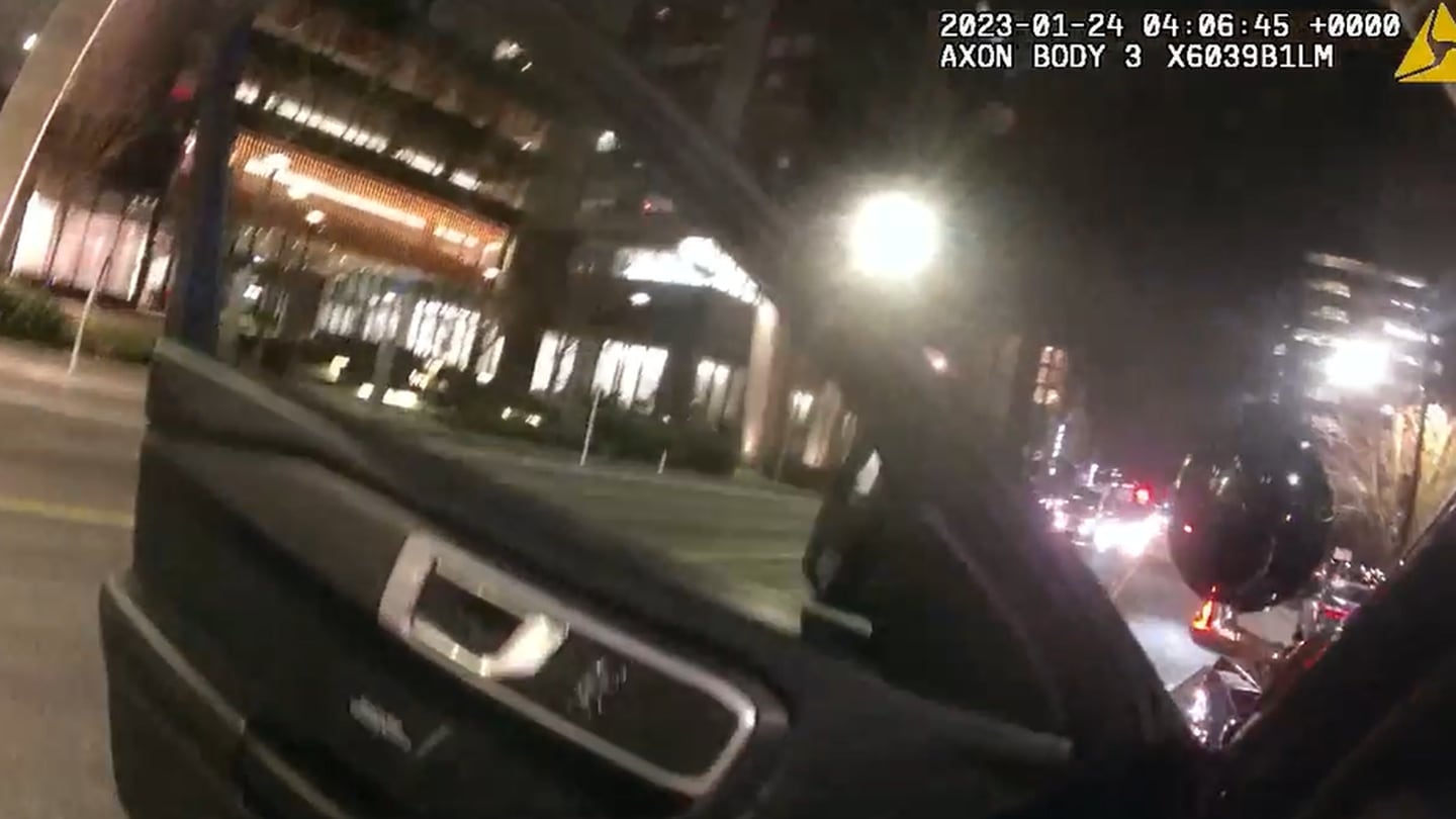新的警用摄像头录像展示了西雅图警察在撞死26岁男子前后的时刻