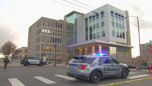 Man charged in Washington armed courthouse standoff