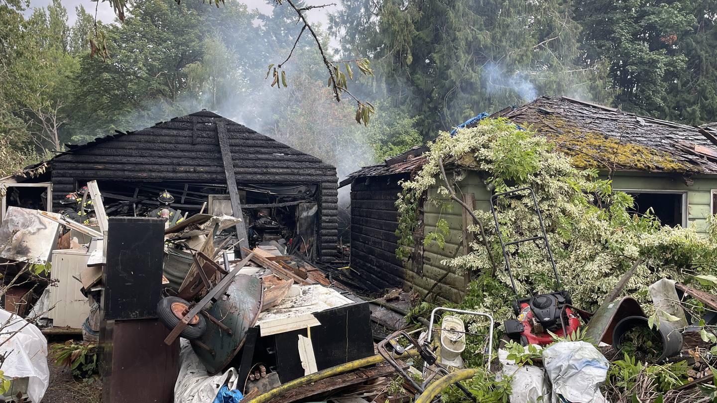 西雅图消防员扑灭废弃房屋火灾，无人受伤
