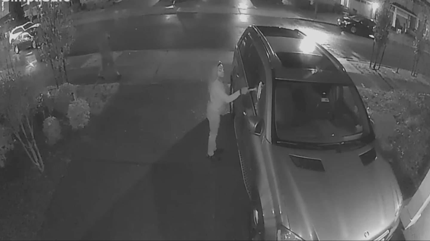 在贝尔维尤和肯特，窥探者身穿睡衣袭击汽车的现场被摄像机捕捉到