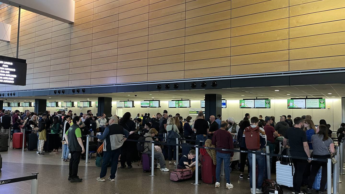 As interrupções de serviço continuam devido a suspeita de ataque cibernético no porto de Seattle, causando caos no aeroporto de Seattle-Tacoma – KIRO 7 News Seattle