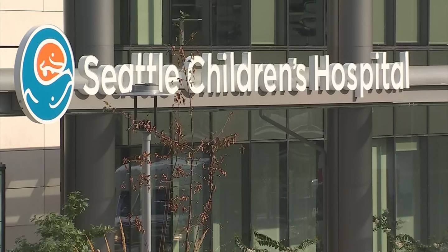 警方：持金属杆的少年在破坏行动中袭击西雅图儿童医院的员工