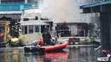Seattle Fire responds to two houseboat fire in Westlake
