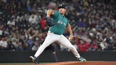 Mariners’ Ray loses no-hit bid on ball off his own glove