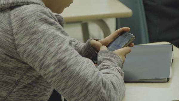Federal bill would study the impact of cellphones on students’ mental health and academics 