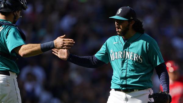 Julio Rodríguez scores the game-winning run after being walked as Mariners beat Angels 3-2