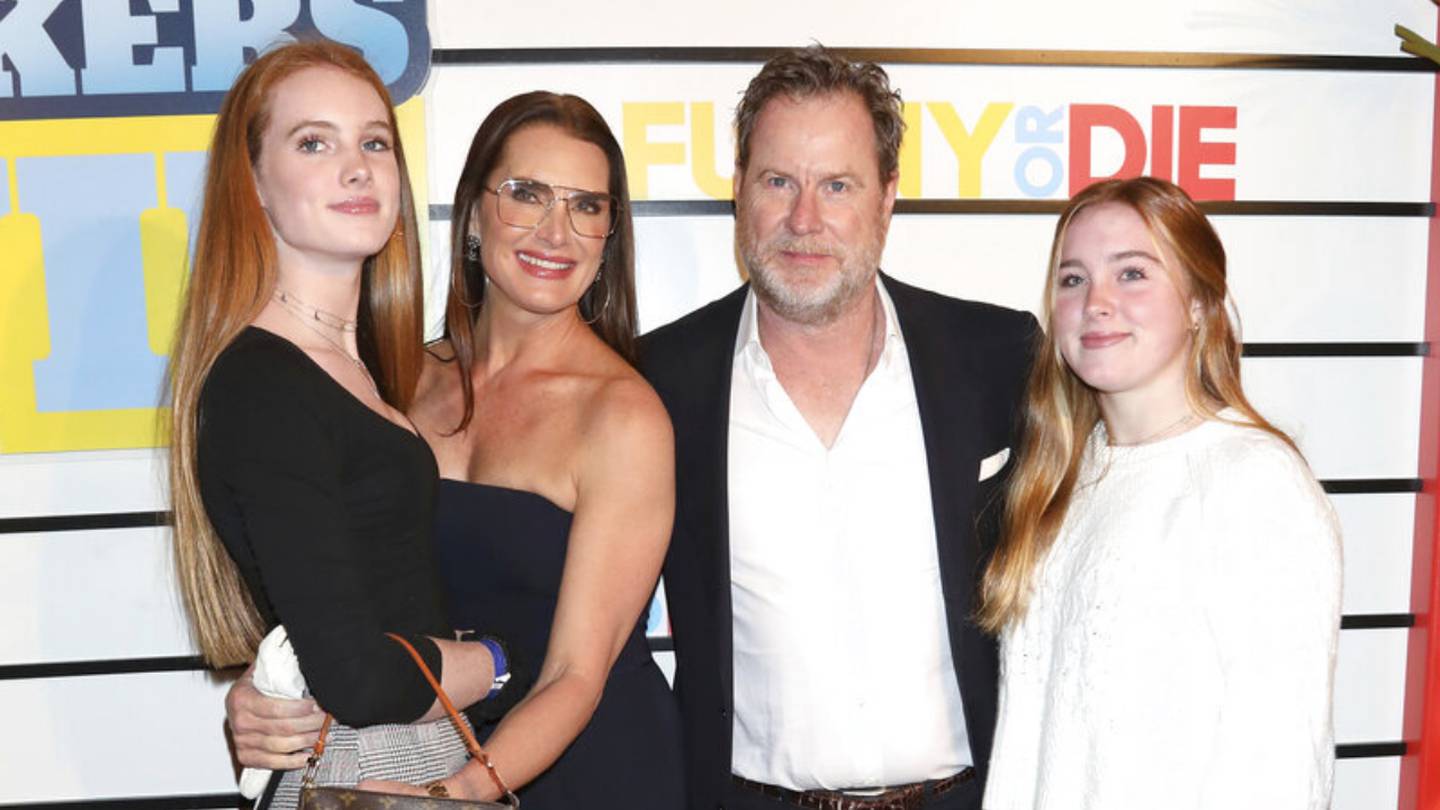 Brooke Shields’ daughter wears mom’s 1998 Golden Globes dress to prom ...